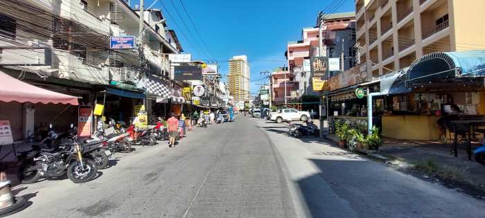 Soi Lengkee in central Pattaya, Thailand