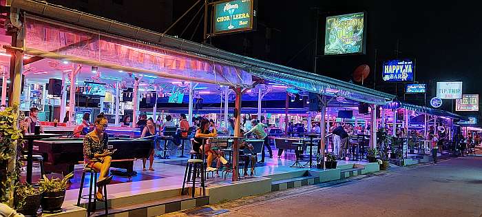 Soi 7 Pattaya bars at night time