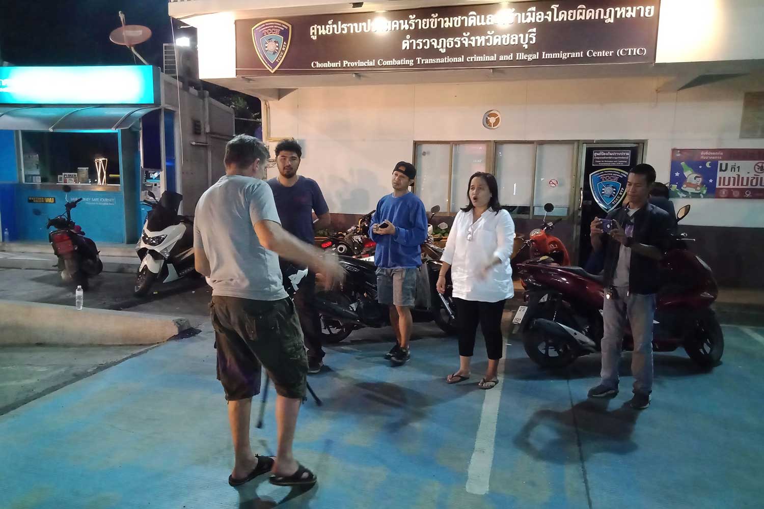 Arno Schuldt,55, a German national, explains how he was robbed on a road in Pattaya early on Tuesday. (Photo by Chaiyot Pupattanapong)