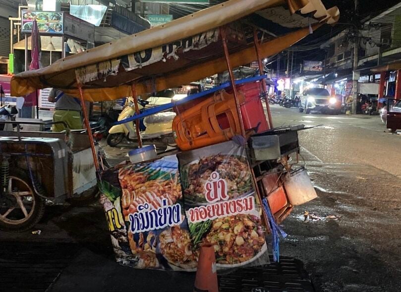 Calamari calamity: Squid vendor cart-wiped on Pattaya street by pickup truck | News by Thaiger