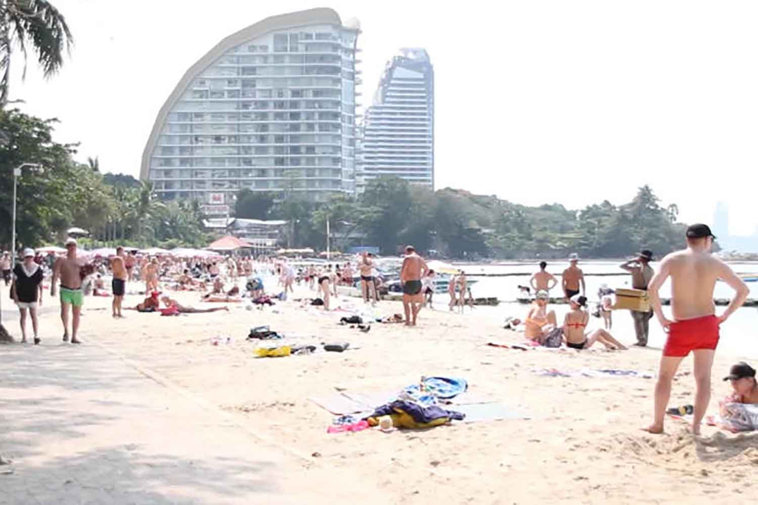 Tourists relax on Pattaya beach in Chon Buri province in October last year. (Photo: Chaiyot Pupattanapong)