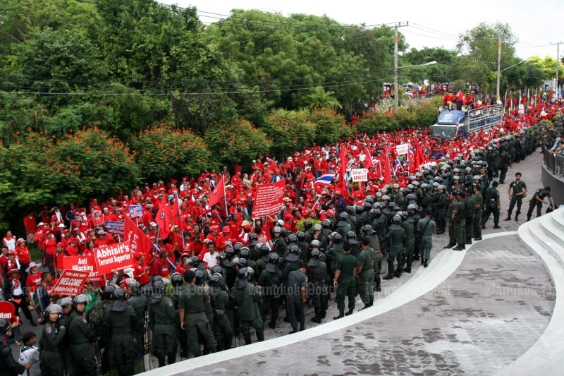 Red-shirt protesters march on the Asean Summit in Pattaya in 2009, demanding the ouster of then-prime minister Abhisit Vejjajiva, and the protest forces the hasty cancellation of the meeting. (Post Today photo)