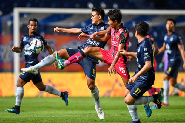 Buriram's Suchao Nutnum, No.8, vies with Chainat's Chatchai Koompraya.