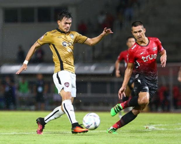 Muang Thong forward Adisak Kraisorn.