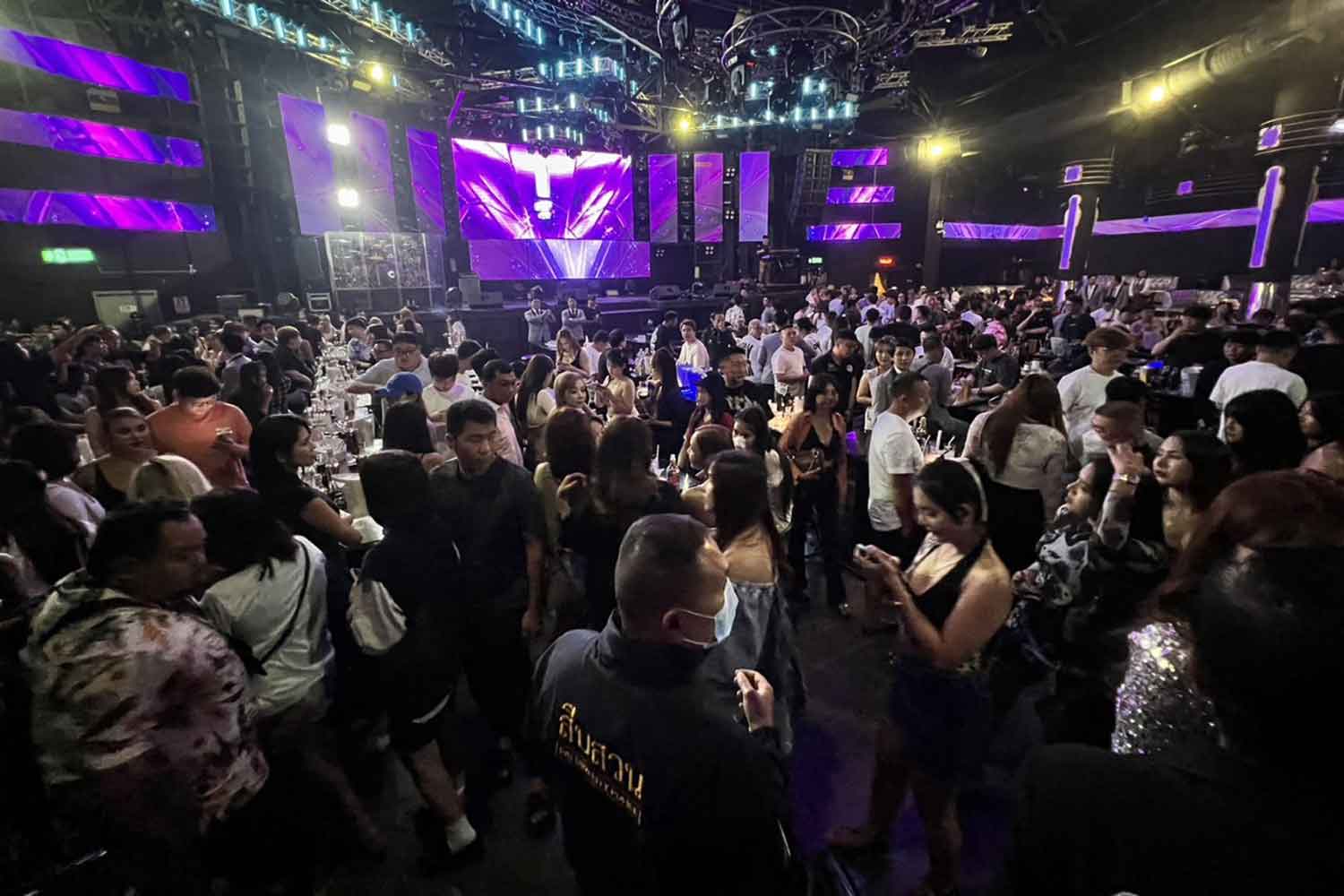 The Hollywood Pub in Soi Phet Trakul in Pattaya, Bang Lamung district, was packed with about 300 Thai and foreign customers when police arrived on Sunday night. None were found to be breaking the law. (Photo: Chaiyot Pupattanapong)