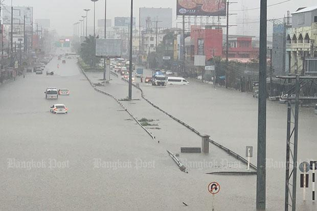 Torrential rain flooded the Sukhumvit Highway and other roads in Pattaya on Tuesday afternoon, with the water over one metre deep in places. (Photo by Chaiyot Pupattanapong)