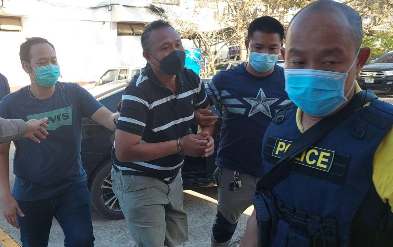 Montri Yaikrathok, 41, a condo security guard, is handcuffed after being charged with raping a condo tenant and drug abuse. He was captured in Sa Kaeo and brought back to Bangkok. (Police photo)