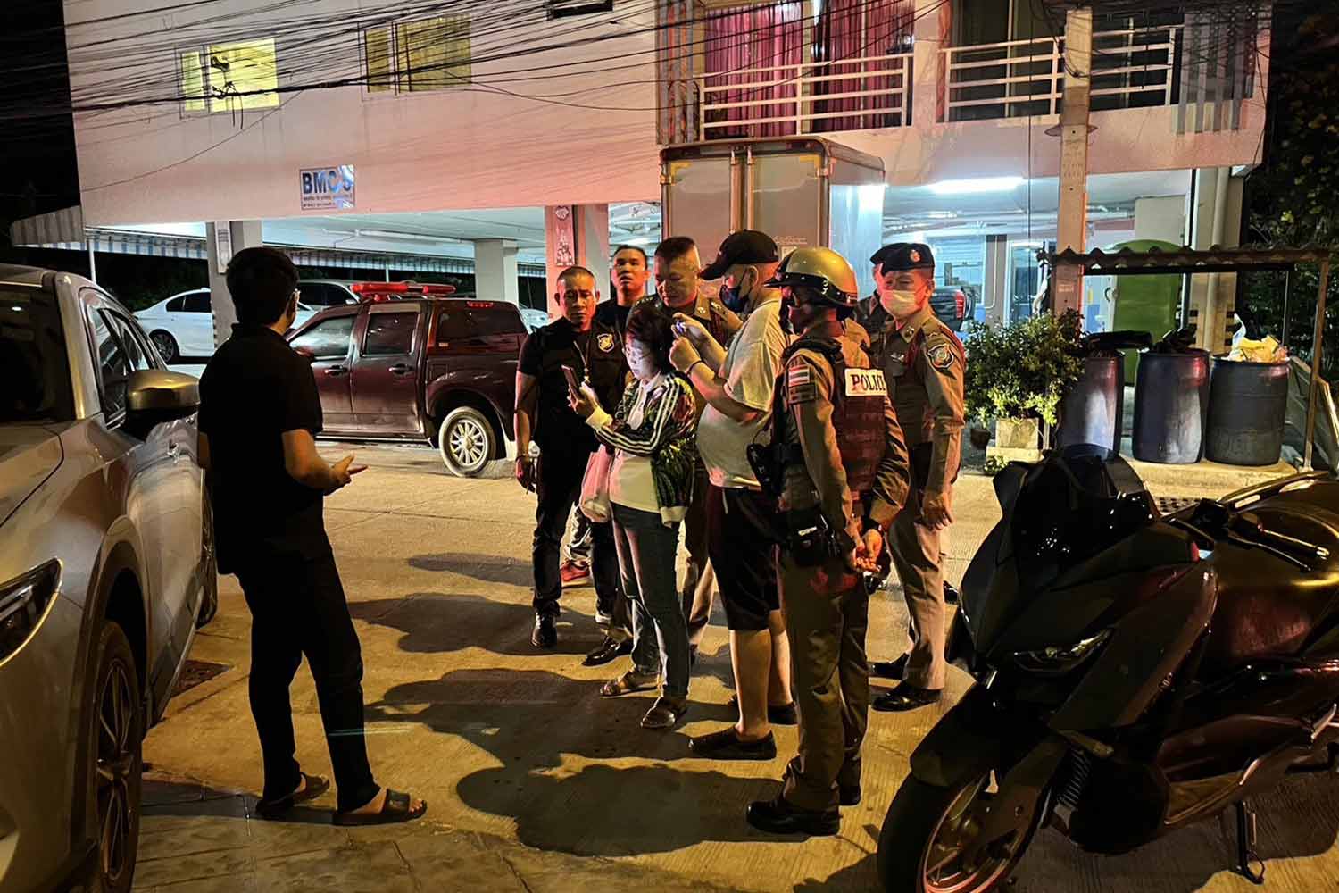 Pattaya police work at the spot where a foreign man was stabbed and seriously injured in Soi Jomtien 13 in tambon Nong Prue, Bang Lamung (Pattaya) in the small hours on Sunday. (Photo: Chaiyot Pupattanapong)