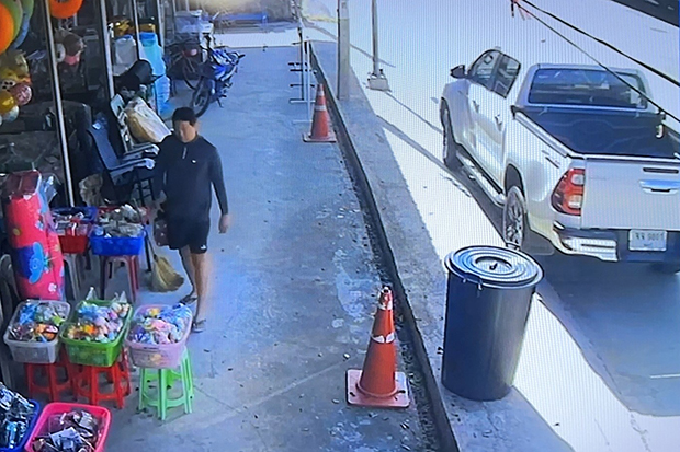 A South Korean murder suspect outside the shop where he bought a large plastic barrel in Bang Lamung district of Chon Buri on May 3. Seen in a security camera recording. (Photo: Screen capture)