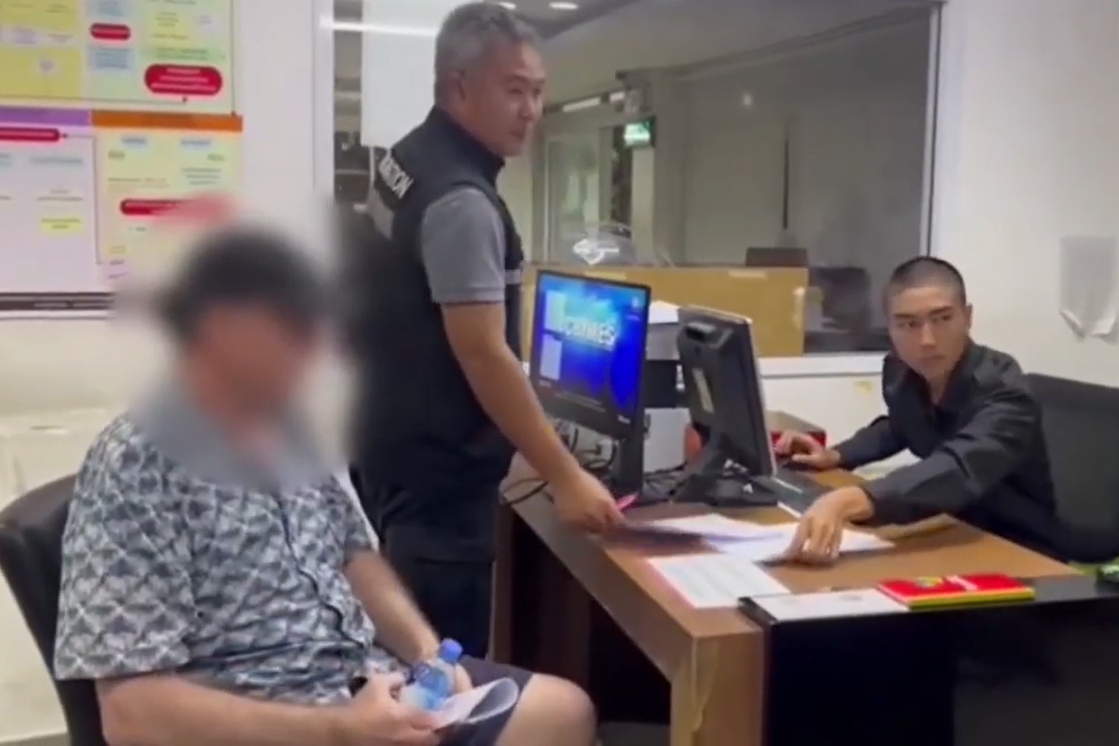 Police in Pattaya question New Zealand national Grant Douglas Corrine, 60, after he was taken into custody on a charge of overstaying his visa. (Screenshot)