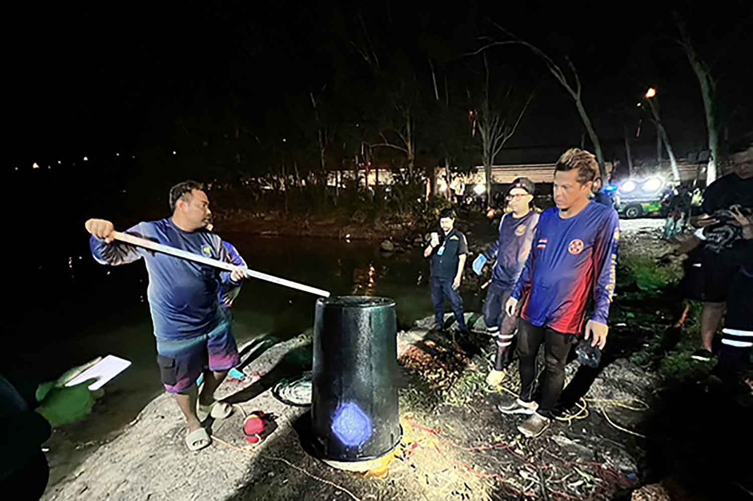 Divers recover the barrel from Map Prachan reservoir in Bang Lamung district of Chon Buri on Saturday night. (Photo: Chaiyot Pupattanapong)