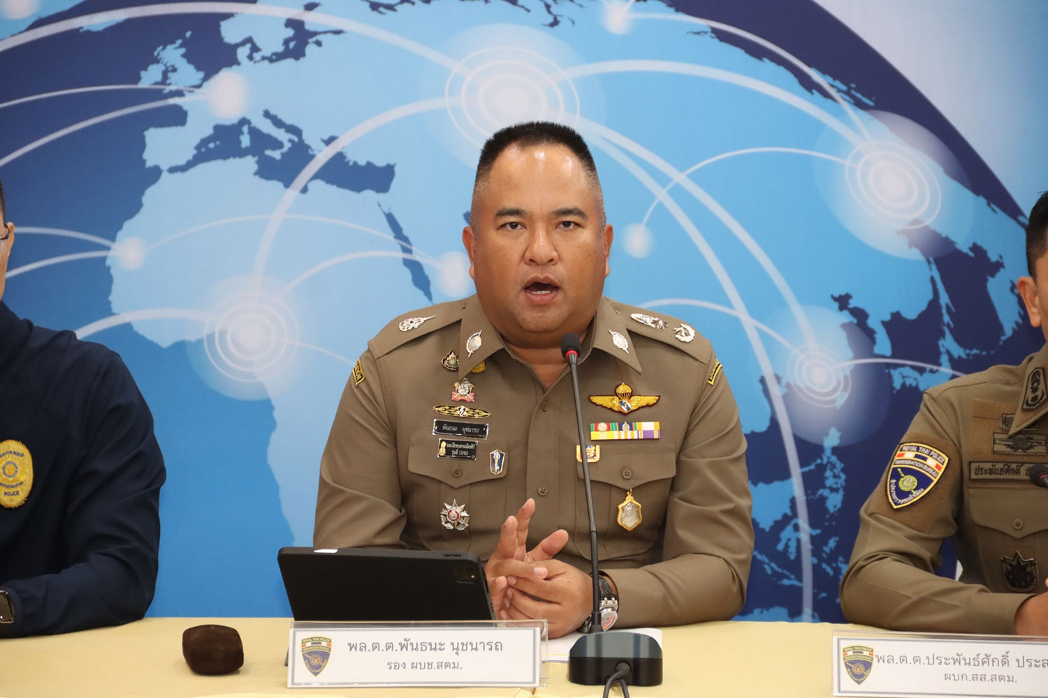 Pol Maj Gen Panthana Nuchanart, deputy chief of the Immigration Bureau (IB), announces the arrest of a 24-year-old Chinese woman wanted for a 150-million-baht fraud case in her home country. (Photo: Immigration Bureau)