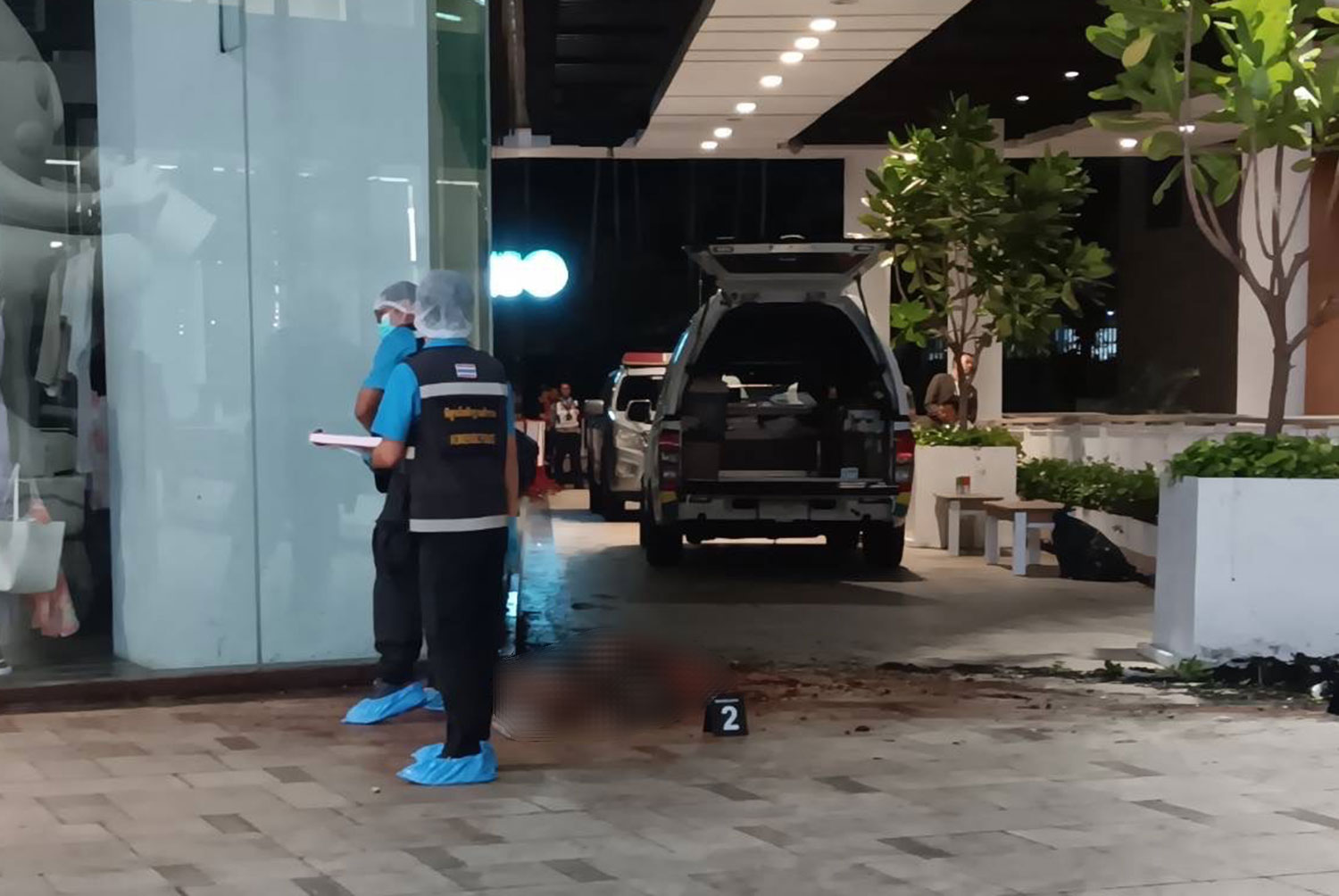 Forensic officers gather evidence near the body of a German tourist, 57, who fell to his death from a hotel in Pattaya on Wednesday night. (Photo supplied/Chaiyot Pupattanapong)